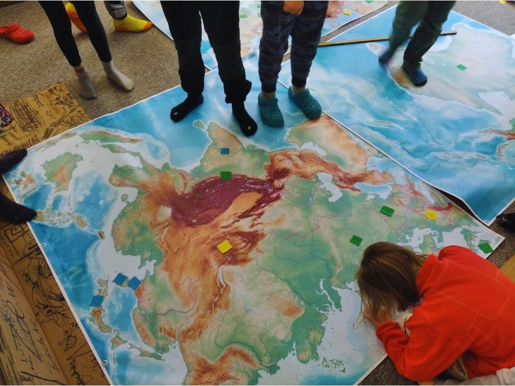 Asia map supporting active learning in geography lessons