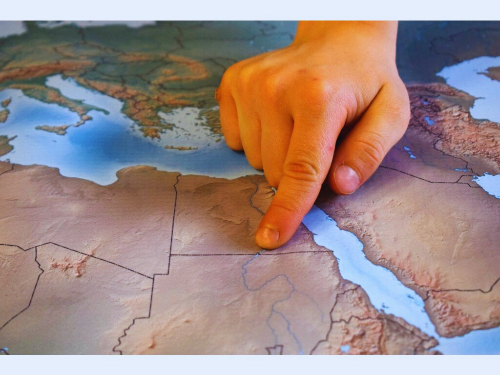world map supporting active learning in geography lessons